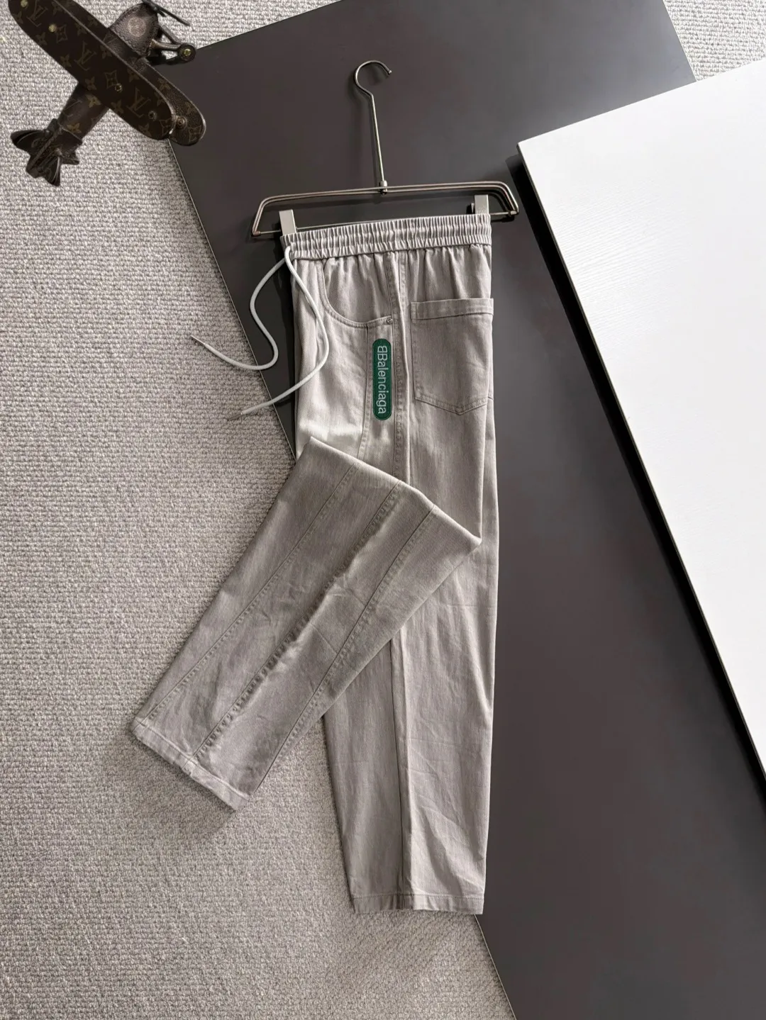 Balenciaga Fall/Winter 2026 New Arrival elastic casual pants are shipped the next day. The custom-made fabric at the counter has a high degree of comfort, impeccable details, and the design concept of the brand elements reflects high quality. The hand feels delicate and soft! Casual cuts and awesome upper body! Sizes: S-3XL